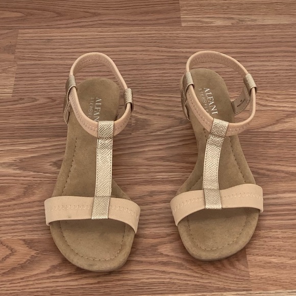 NWOB Alfani Step N Flex Voyage Wedge Sandals Size 6 Champagne T-Strap - Picture 3 of 7